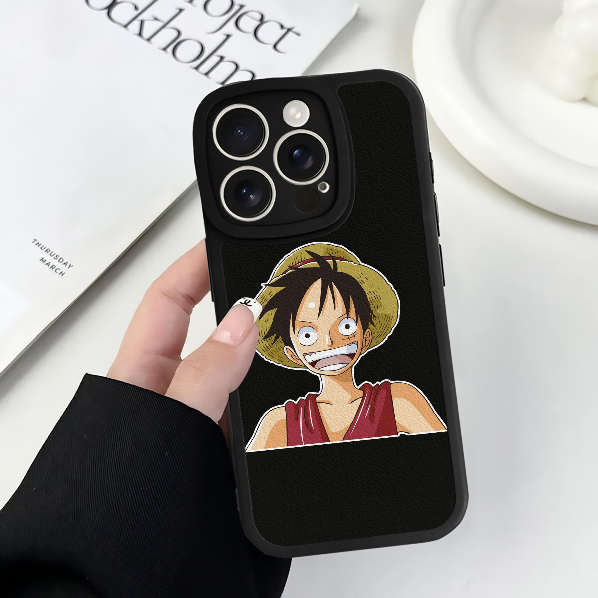 （画像用） ワンピース モンキー・D・ルフィ ONE PIECE Monkey D. Luffy 【iPhone 16シリーズ対応】シリコンスマホケース（レザー調） 材質：シリコン
